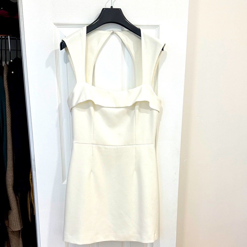 Elegant White Sleeveless Dress